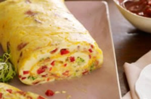 bacon-omelette-roll-with-salsa