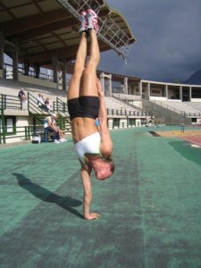 crossfit-girl-handstand